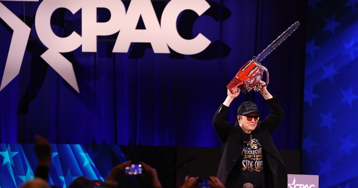 Elon Musk com uma motosserra no CPAC em 2025