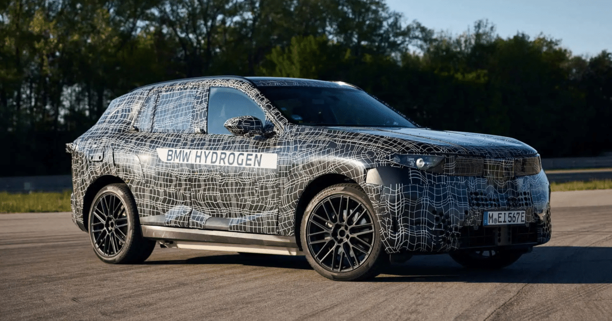 Foto do BMW iX5 a hidrogênio com camuflagem e em testes na Alemanha