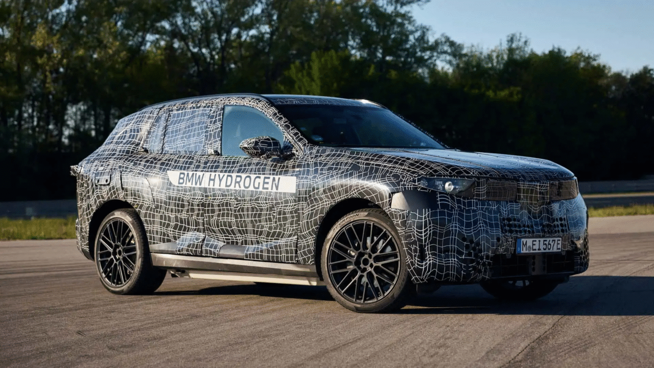 Foto do BMW iX5 a hidrogênio com camuflagem e em testes na Alemanha