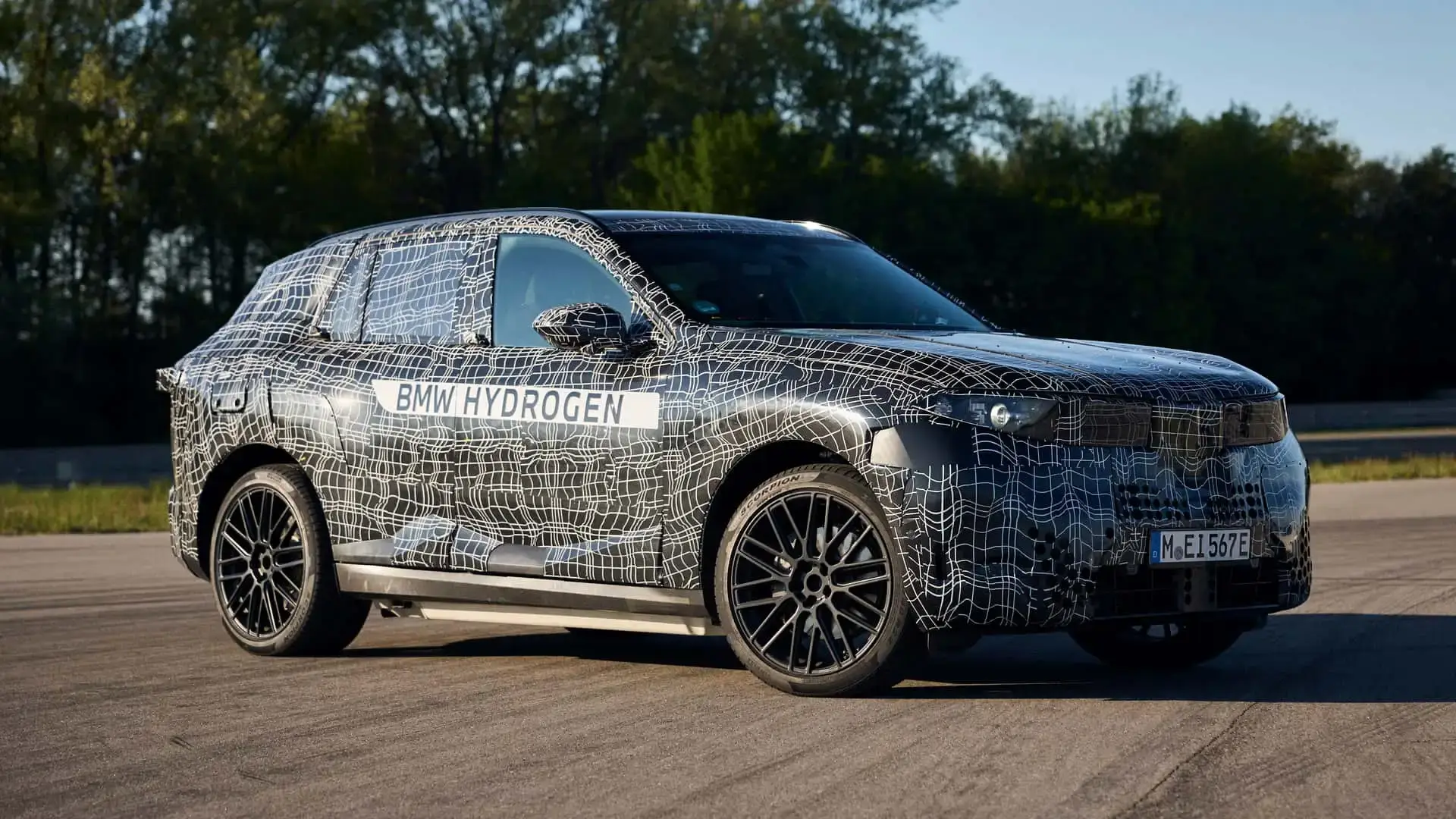 Foto do BMW iX5 a hidrogênio com camuflagem e em testes na Alemanha