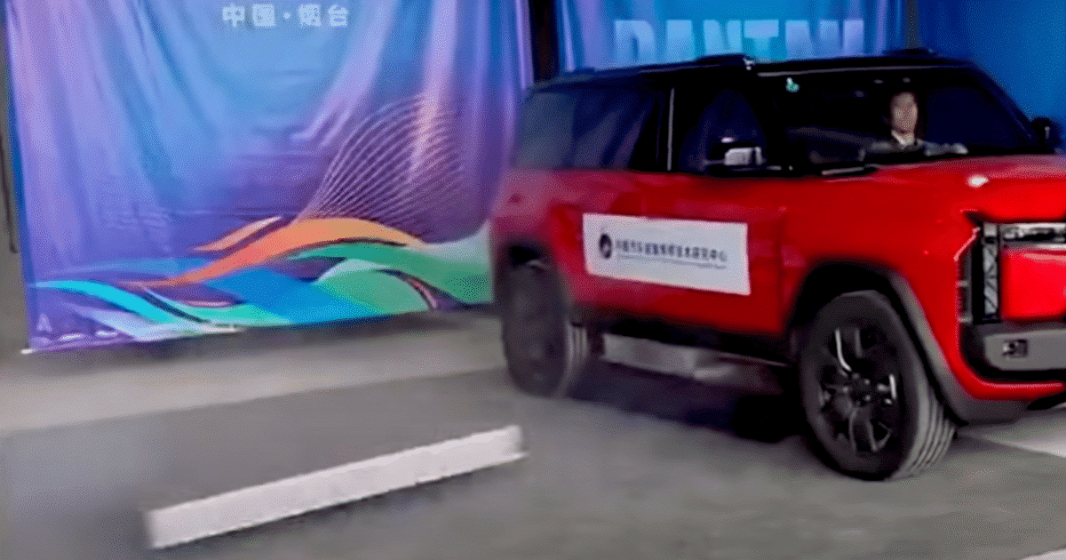 Still de vídeo chinês mostrando carro ejetando bateria pela lateral