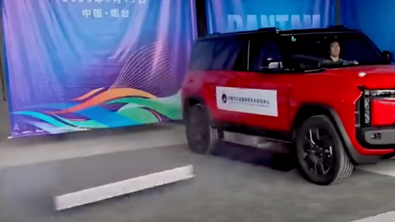 Still de vídeo chinês mostrando carro ejetando bateria pela lateral