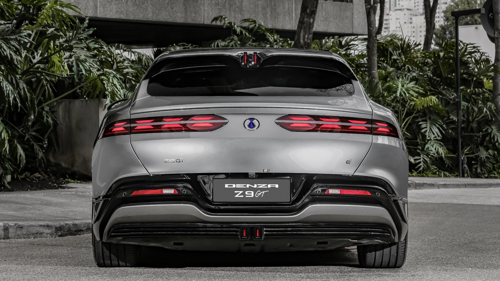 Visão traseira do carro Denza Z9GT