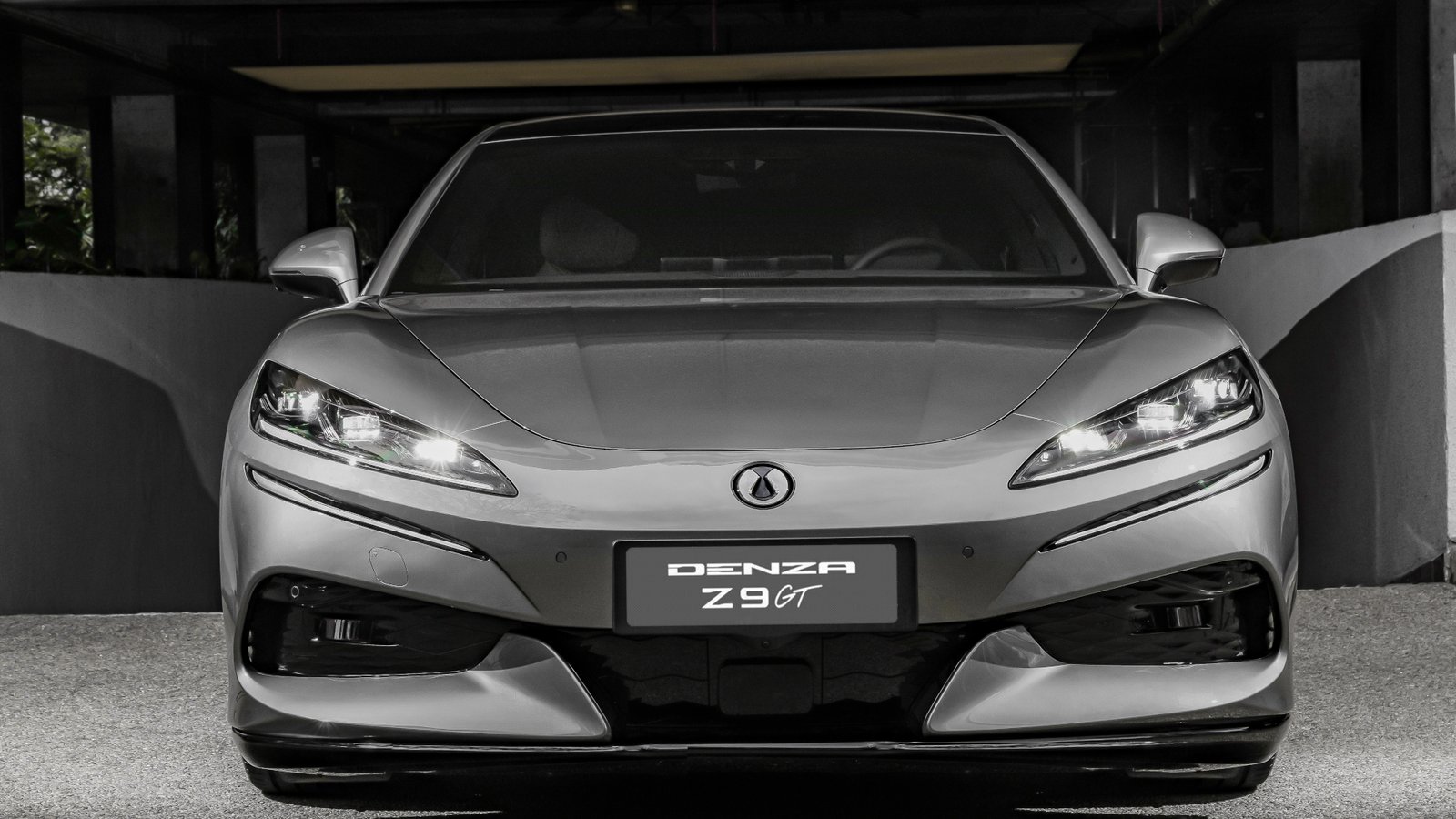 Visão fontal do carro Denza Z9GT