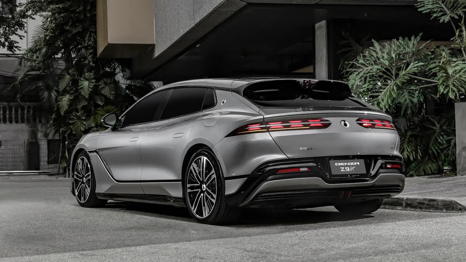 Carro Denza Z9GT saindo