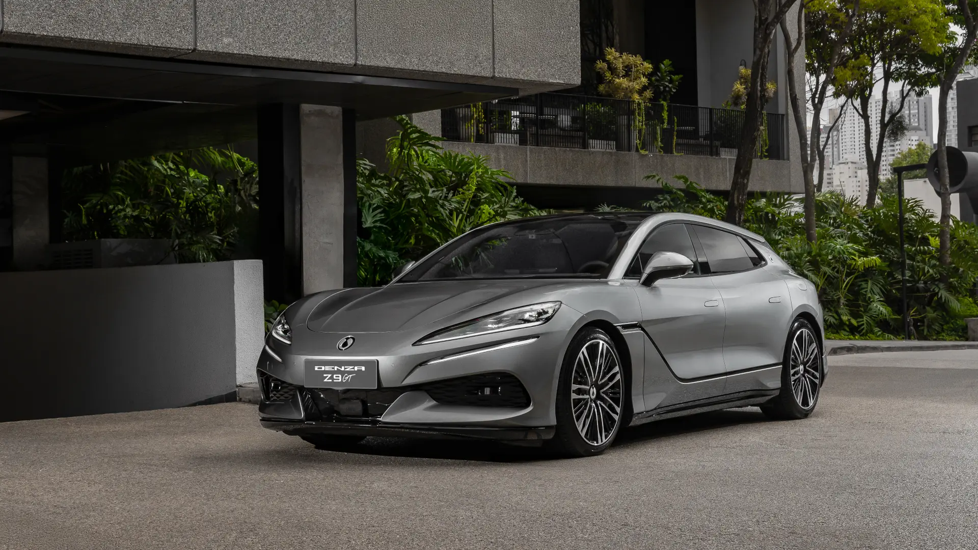 Visão do carro Denza Z9GT se aproximando