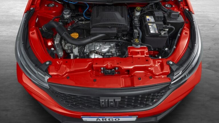 Foto do capô aberto mostrando o motor do Fiat Argo 1.3