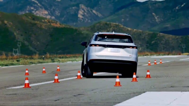 Carro Omoda 7 realizando o teste do alce na China