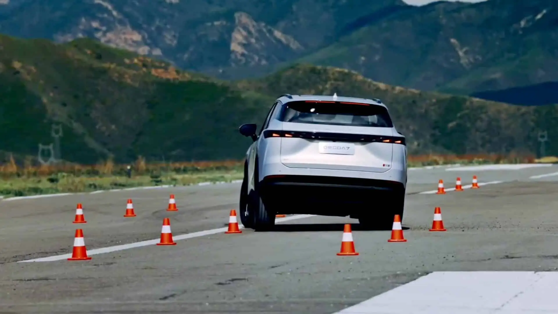 Carro Omoda 7 realizando o teste do alce na China