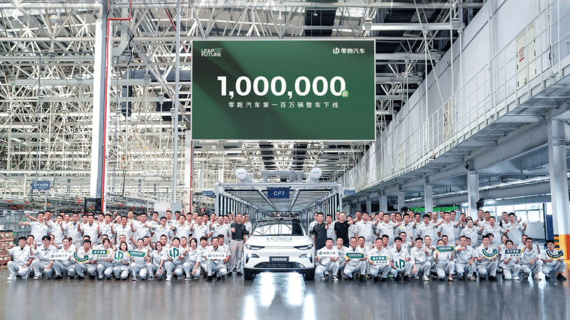Imagem da fábrica da Leapmotor com funcionários, carro e placa comemorando milionésimo veículo