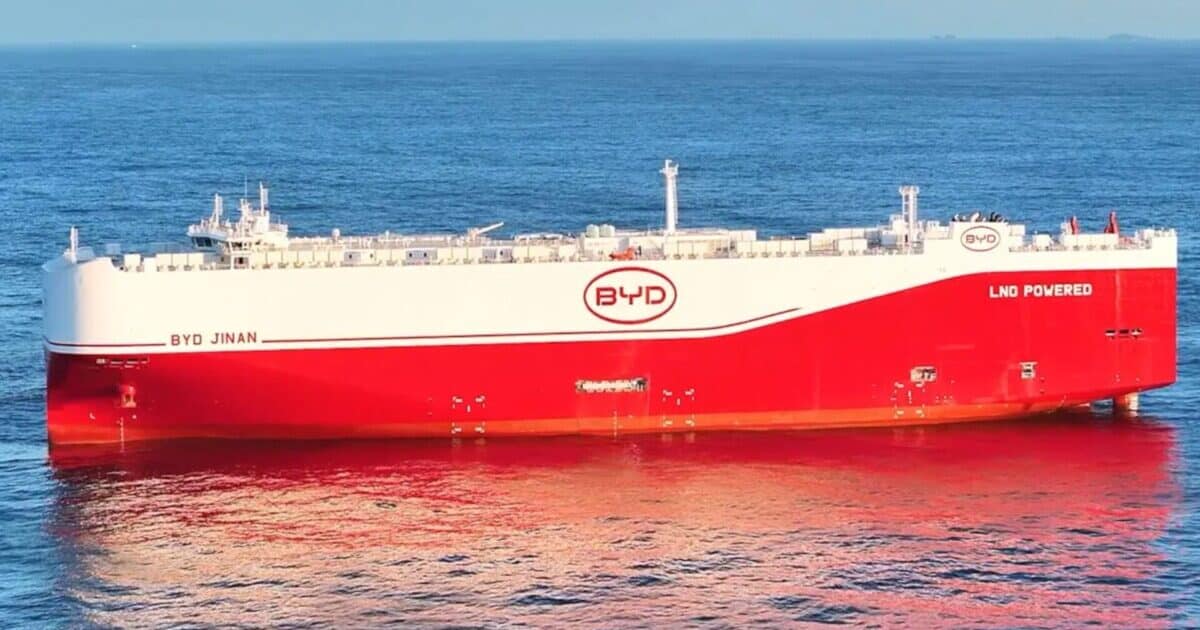 Foto de Navio de transporte de carros BYD Jinan no mar