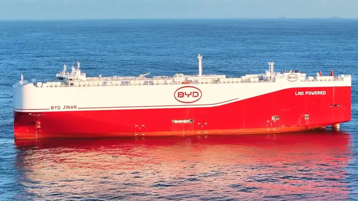 Foto de Navio de transporte de carros BYD Jinan no mar