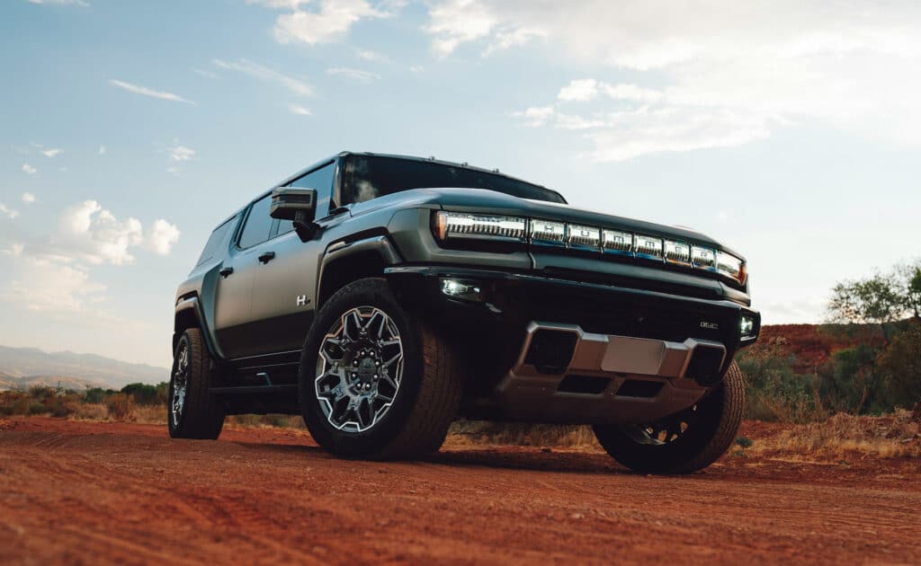 Carro Hummer elétrico sobre pista de lama