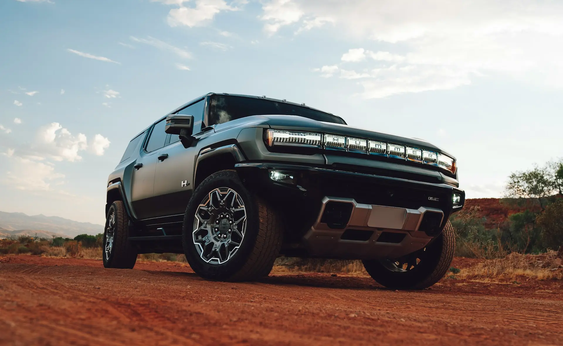 Carro Hummer elétrico sobre pista de lama