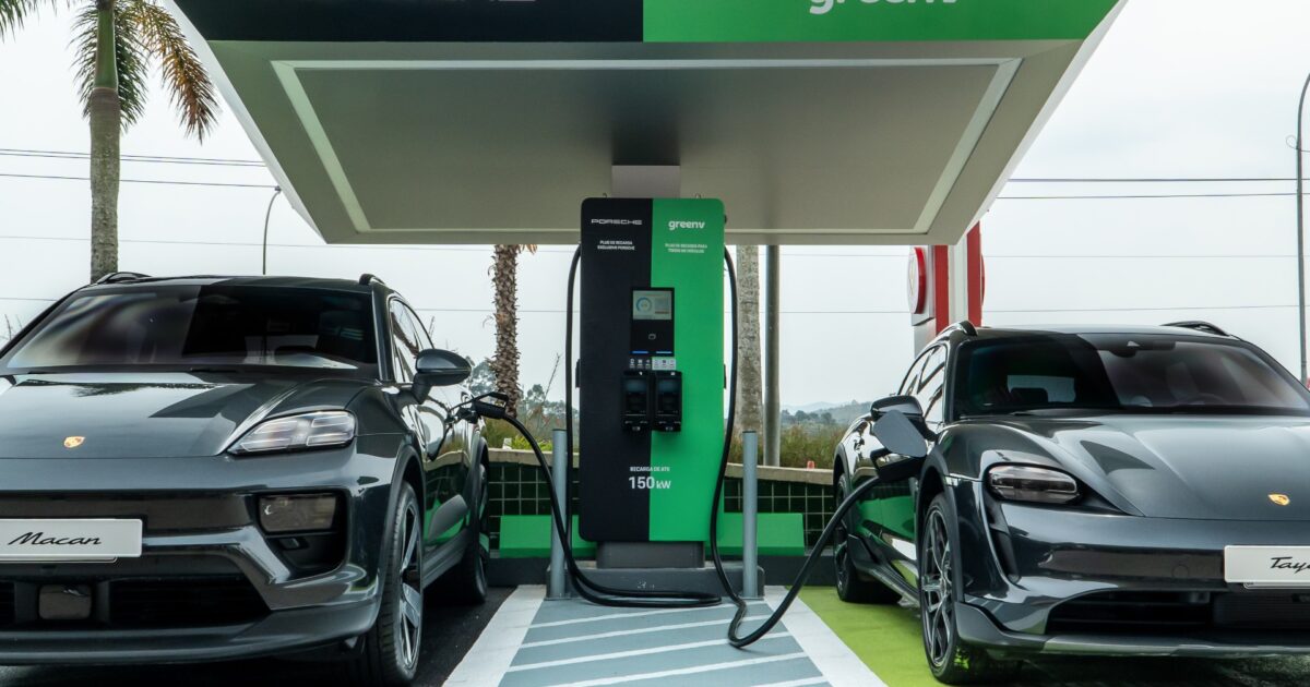 Porsche anuncia 66 novos carregadores DC ultra rápidos de 150 kW nas rodovias do Brasil