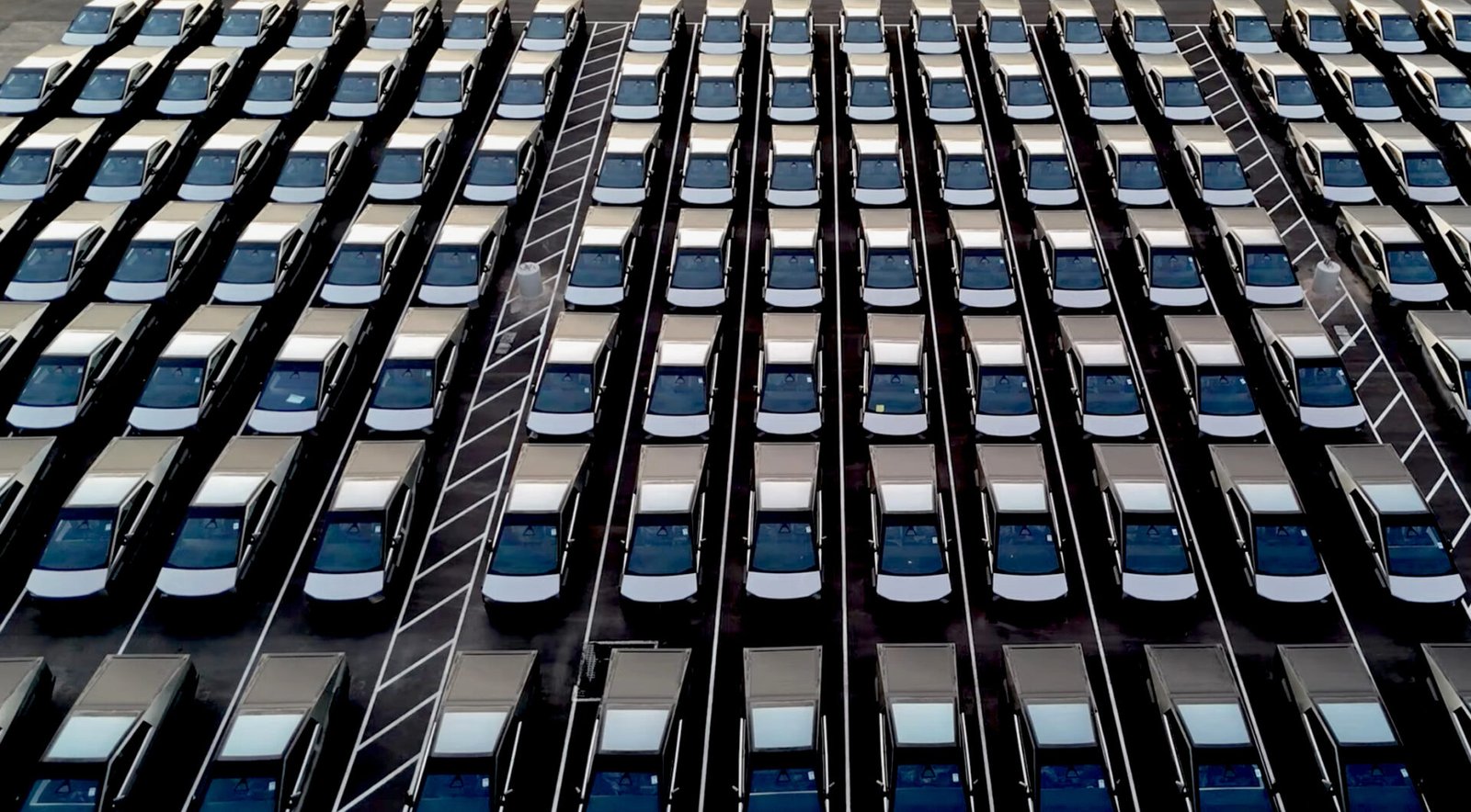 Dezenas de Tesla Cybertrucks num lote da fábrica