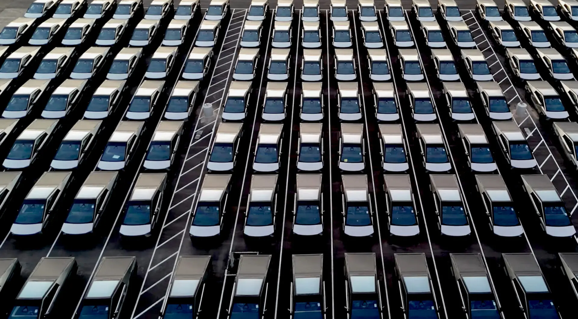 Dezenas de Tesla Cybertrucks num lote da fábrica