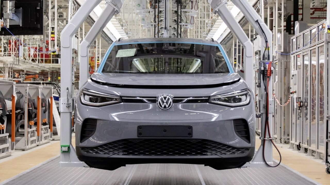 Volkswagen ID.4 sendo produzido na fábrica de Emden, Alemanha
