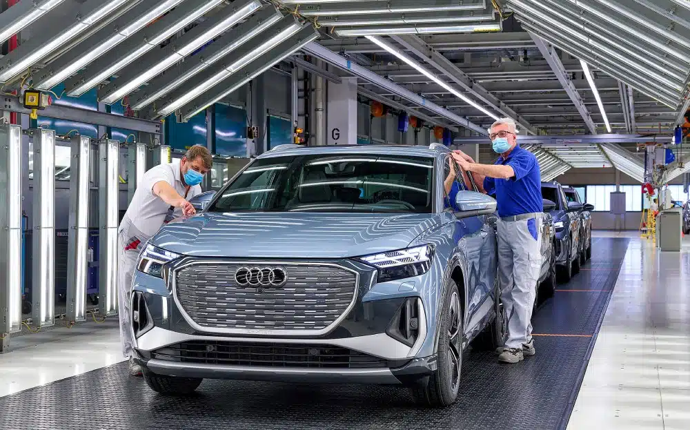 Audi Q4 e-tron sendo produzido na fábrica de Zwickau, Alemanha