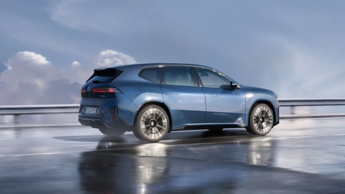 Carro BMW iX3 de segunda geração em movimento, foto da vista lateral