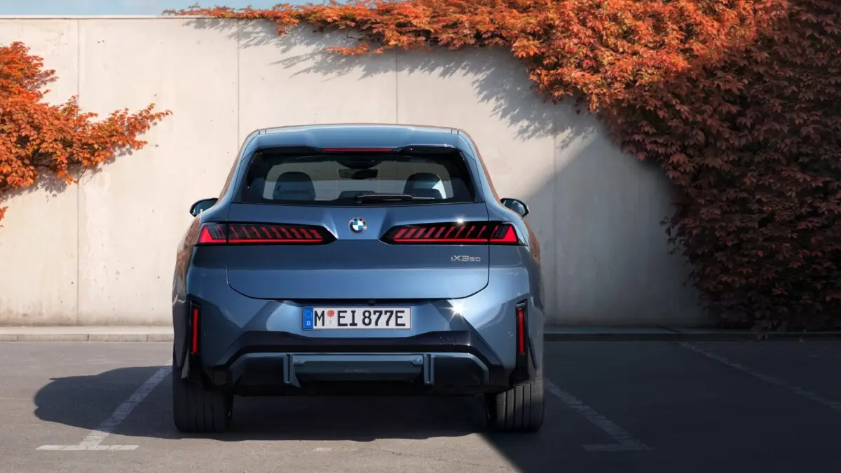 Foto da traseira do carro BMW iX3 de segunda geração
