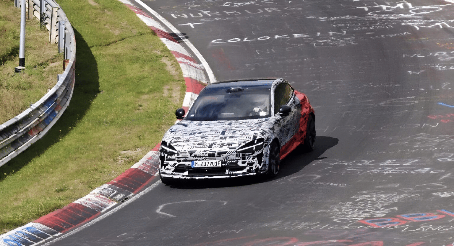 Carro da Xiaomi, possivelmente o SU7 GT, flagrado no circuito de Nürburgring, Alemanha