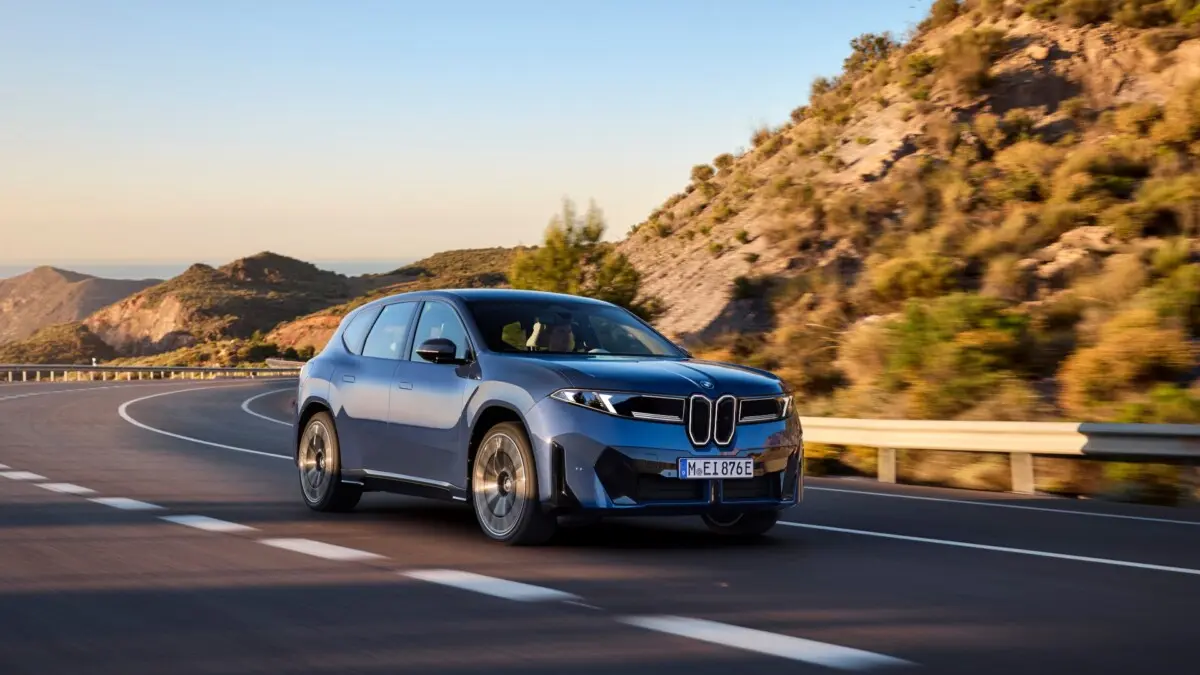 Foto do carro BMW iX3 se aproximando
