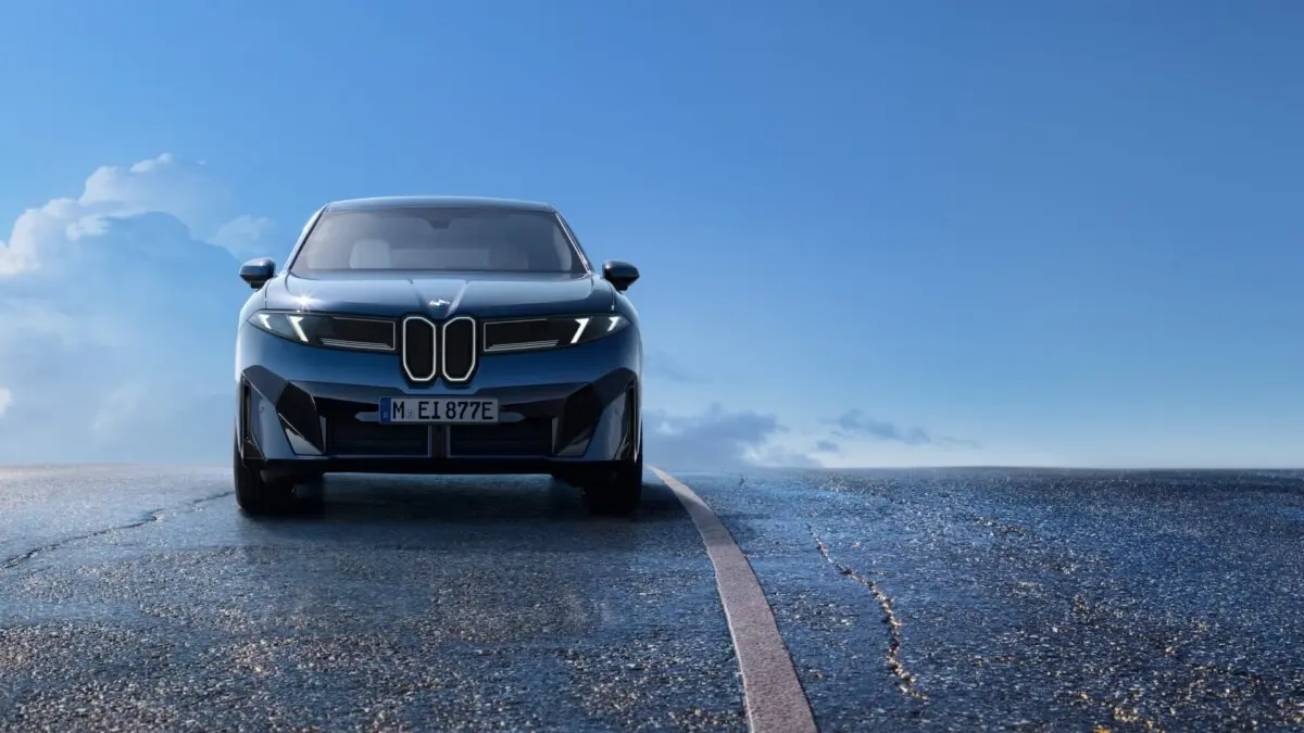Foto da frente do carro BMW iX3 de segunda geração