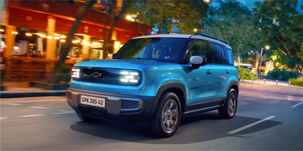 Carro Chevrolet Spark EUV na rua, em ilustração da marca