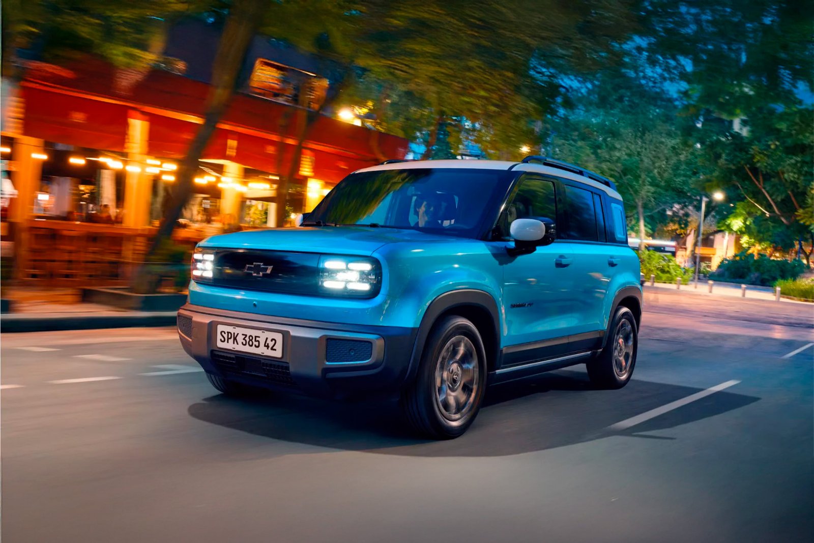 Carro Chevrolet Spark EUV na rua, em ilustração da marca