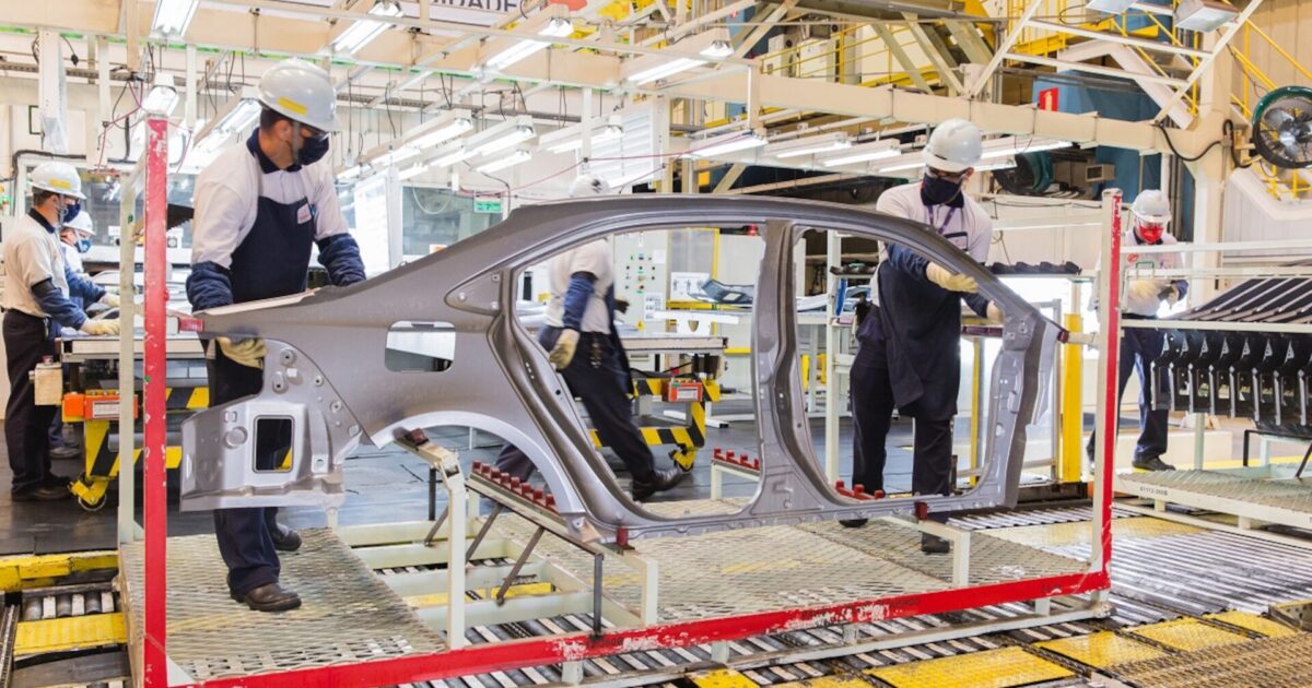 Foto de carro sendo produzido na planta da Toyota em Indaiatuba - SP