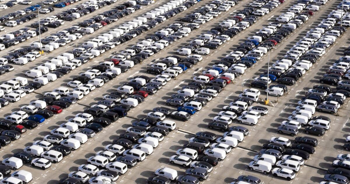 Líder global em vendas, indústria de carros elétricos da China enfrenta problemas por excesso de produção