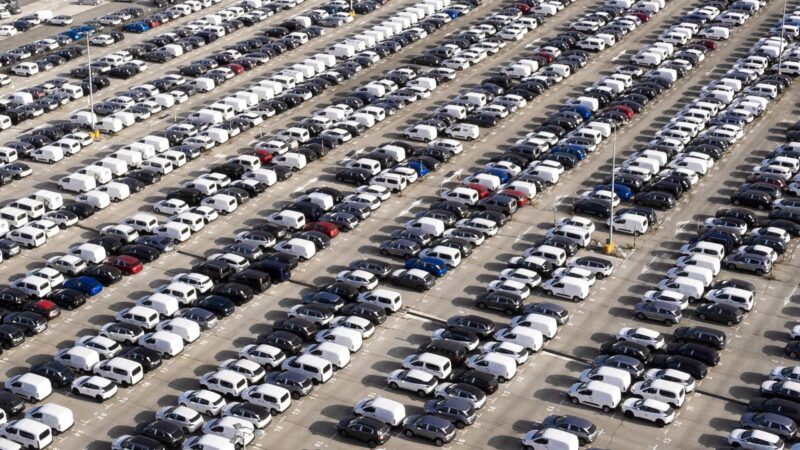 Líder global em vendas, indústria de carros elétricos da China enfrenta problemas por excesso de produção