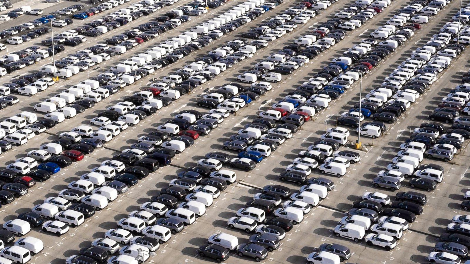 Líder global em vendas, indústria de carros elétricos da China enfrenta problemas por excesso de produção