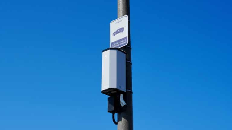 Voltpost Air: carregador de EVs pode ser instalado em poste de luz em apenas 2 horas