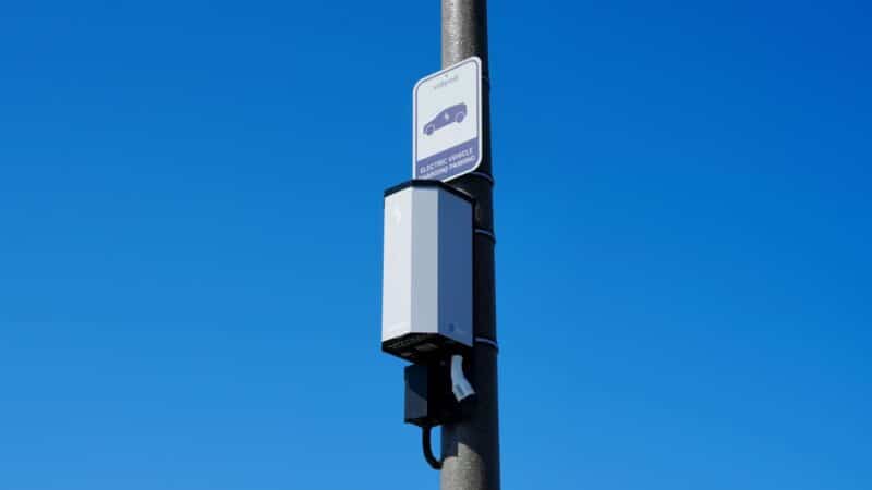 Voltpost Air: carregador de EVs pode ser instalado em poste de luz em apenas 2 horas