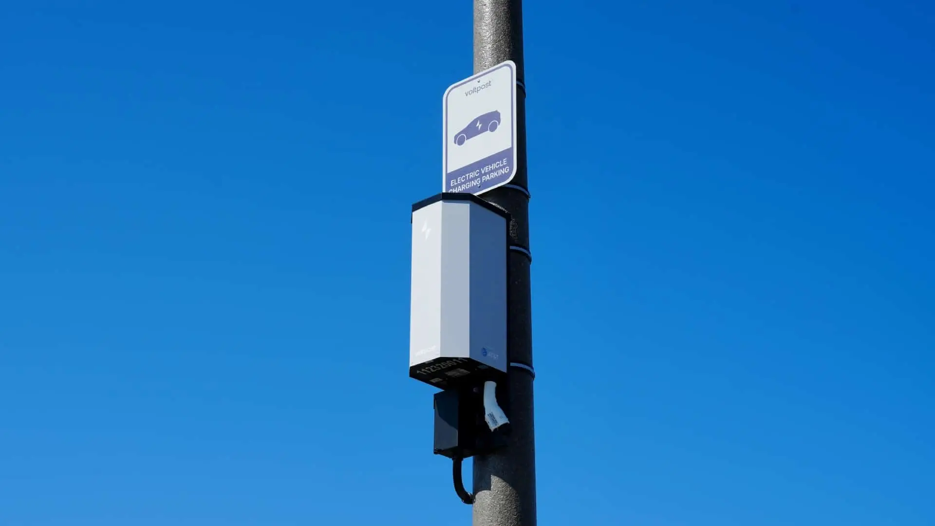 Voltpost Air: carregador de EVs pode ser instalado em poste de luz em apenas 2 horas