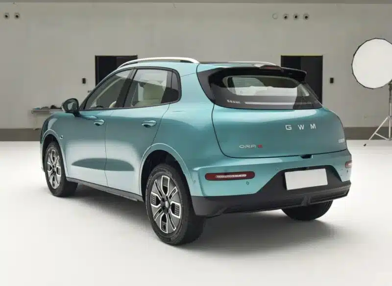 Carro GWM Ora 5 em visão traseira