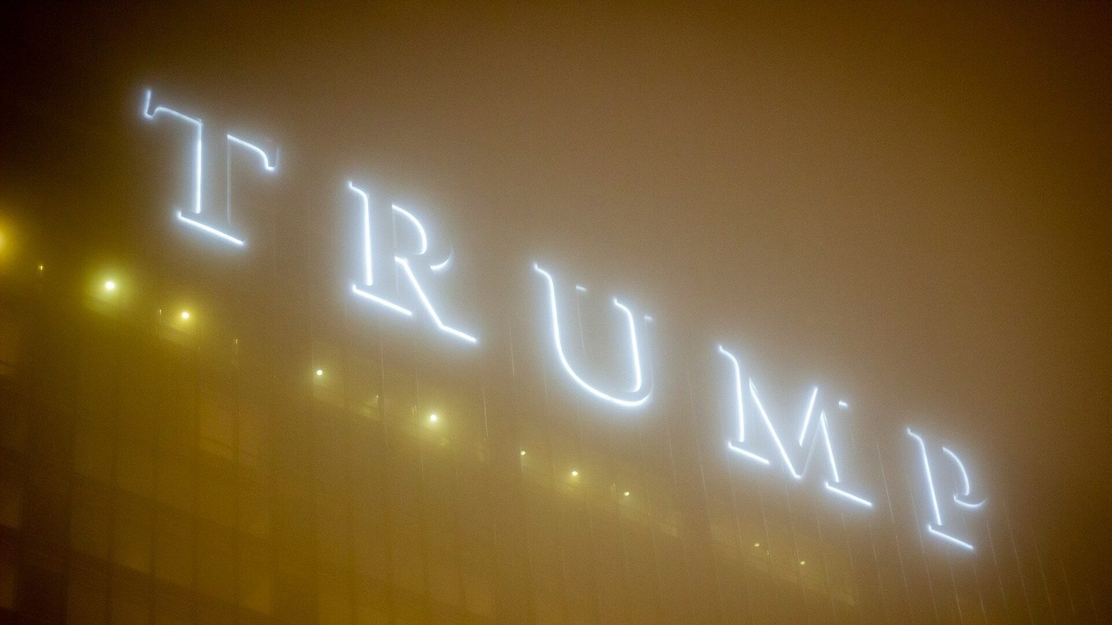 Letreiro "Trump" oculto por nevoeiro