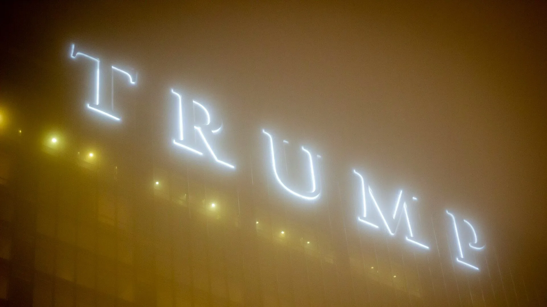 Letreiro "Trump" oculto por nevoeiro