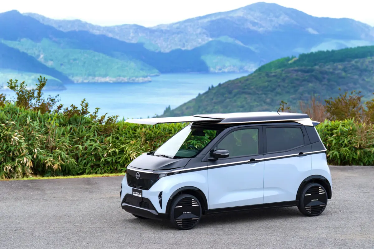 Foto do carro protótipo Nissan Sakura EV com o painel estendiddo