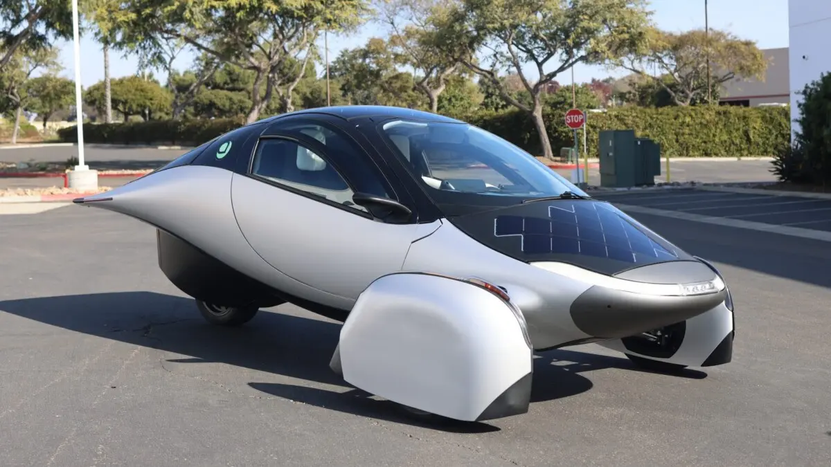 Foto do triciclo elétrico solar Aptera parado num pátio