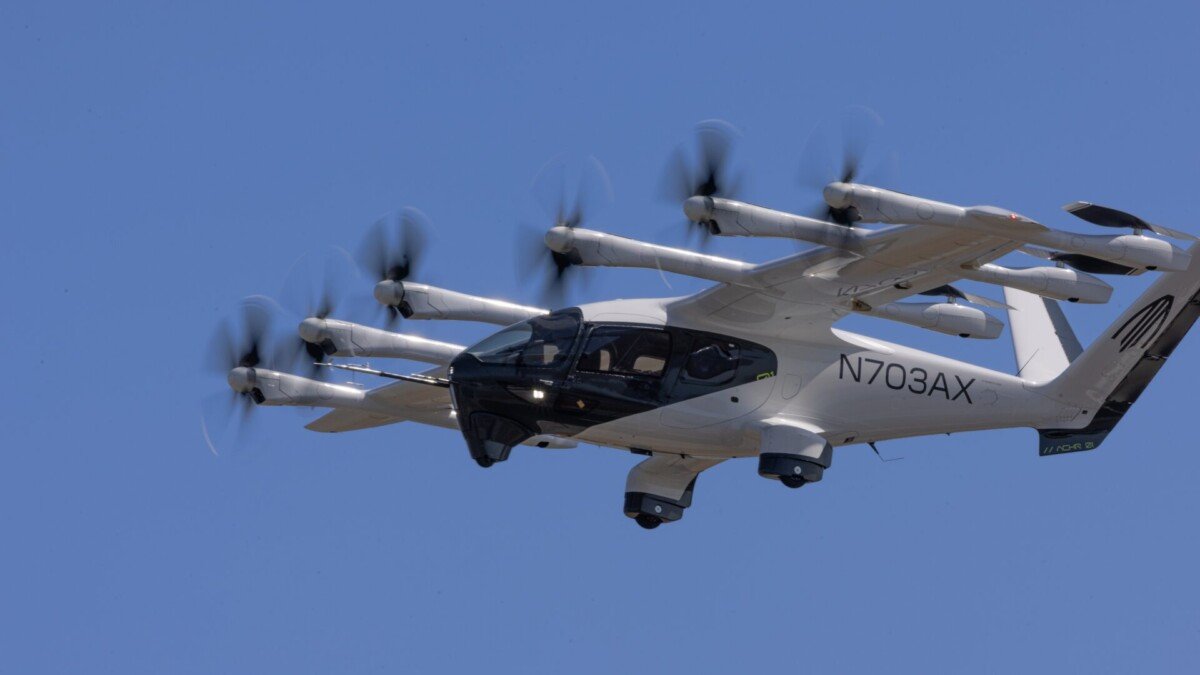 Imagem de eVTOl Archer Midnight durante o voo