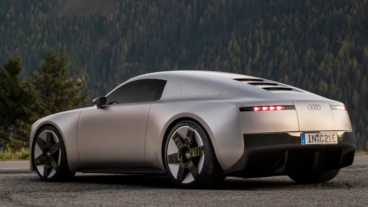 Foto do carro conceito Audi Concept C, saindo