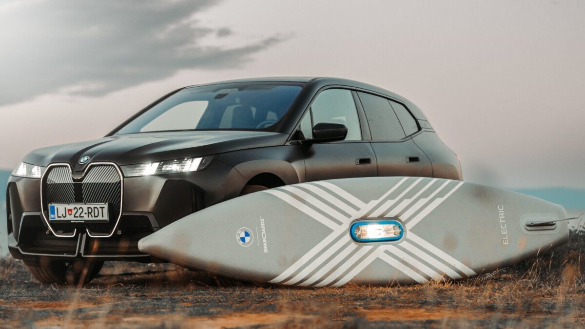 Imagem promocional com um carro BMW e uma prancha de paddleboarding da BMW