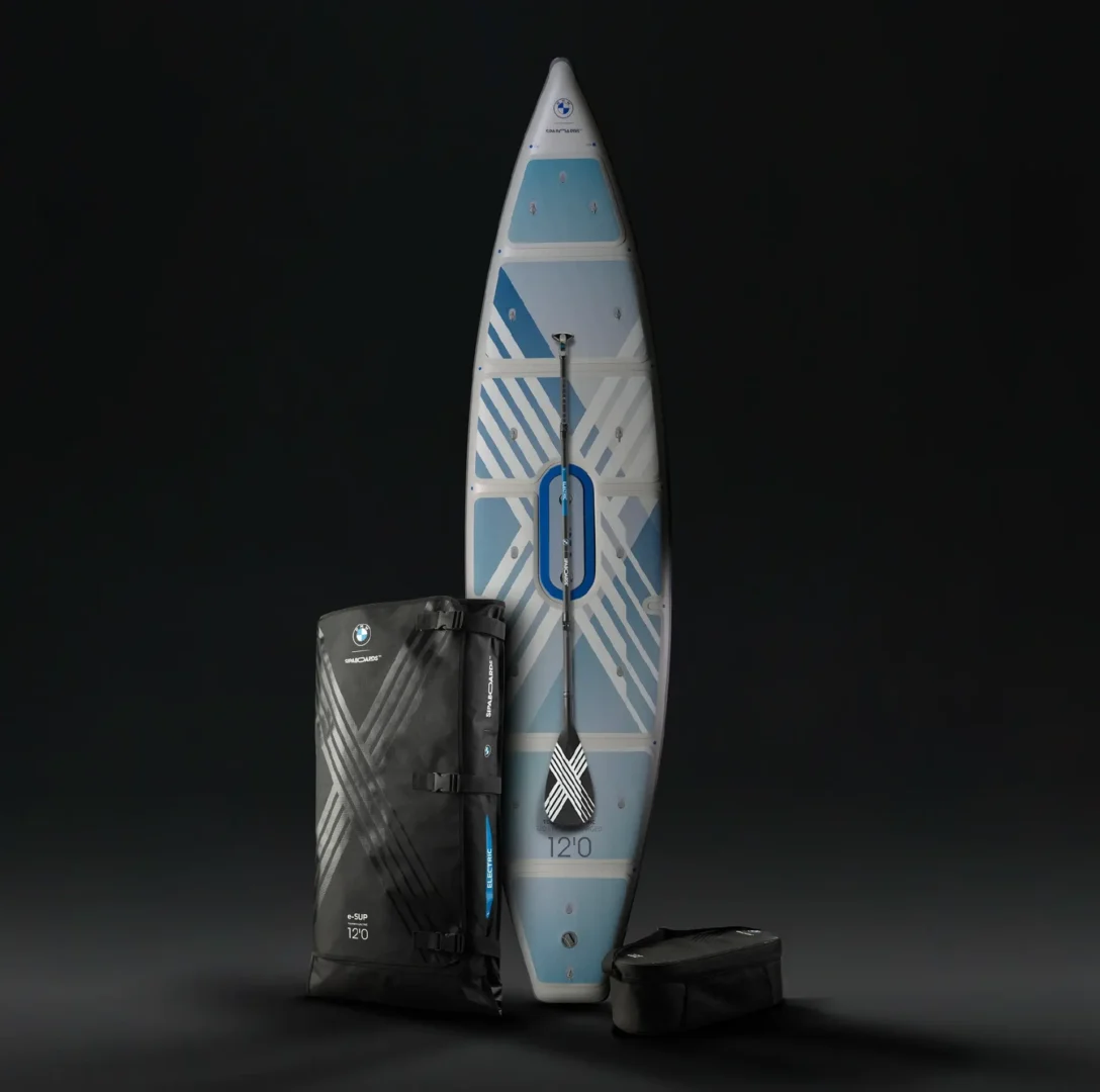 Prancha e-SUP BMW x SipaBoards Tourer Electric com uma mochila mostrando ela antes de ser inflada
