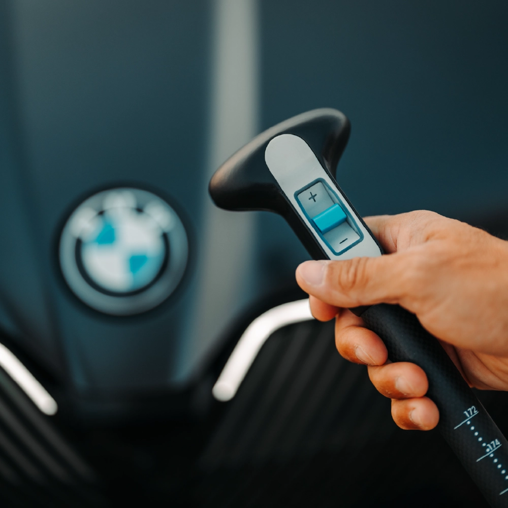Controle da BMW x SipaBoards Tourer Electric diante de um carro da BMW