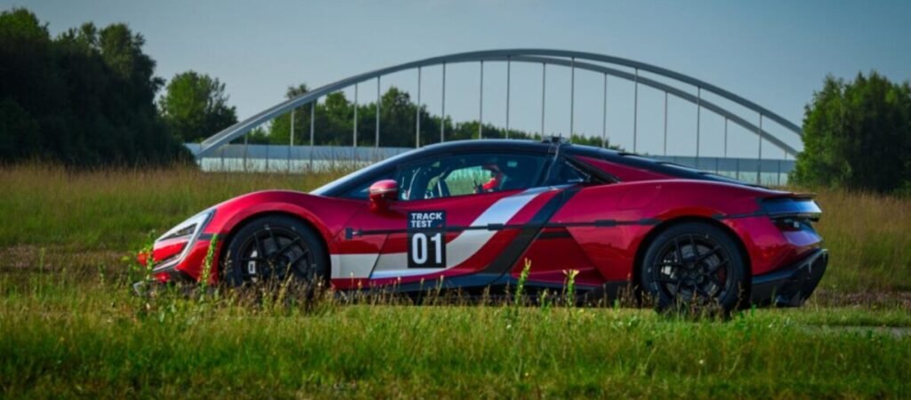 Foto do BYD Yangwang U9 Xtreme em campo de testes na Alemanha