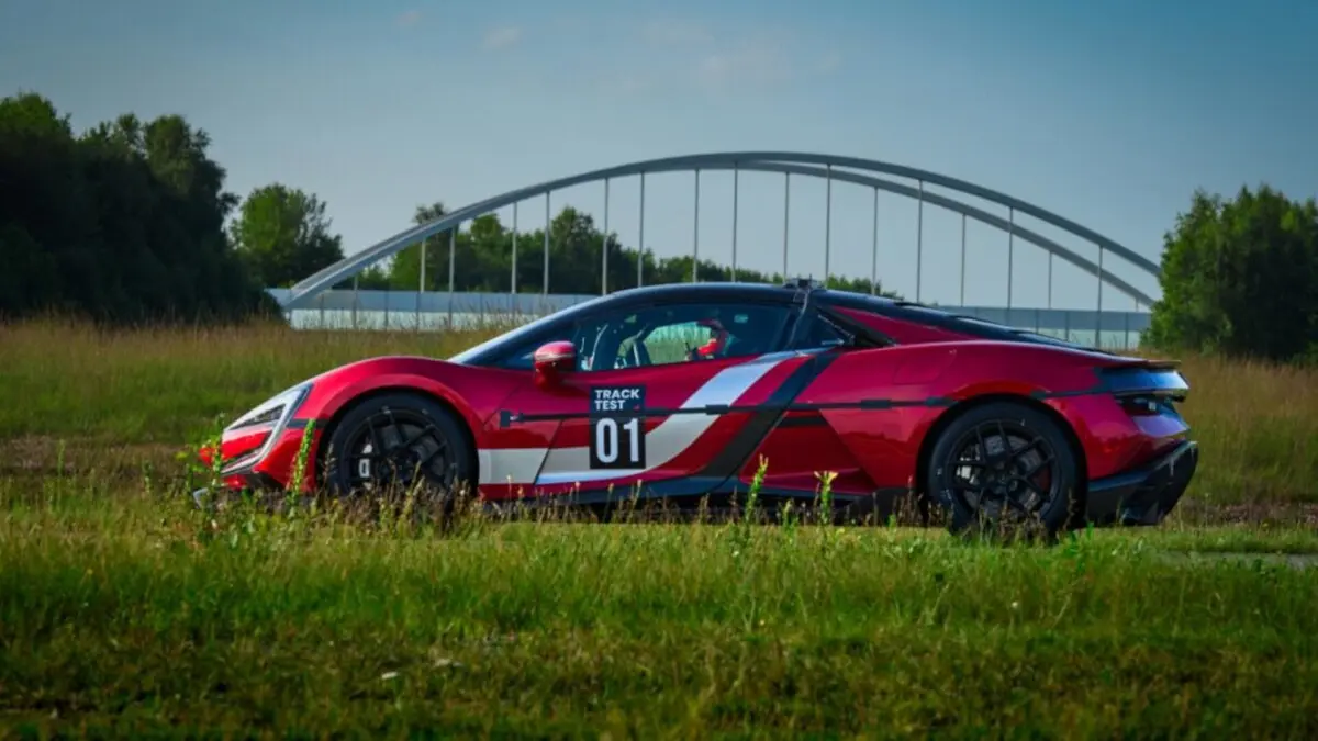 Foto do BYD Yangwang U9 Xtreme em campo de testes na Alemanha