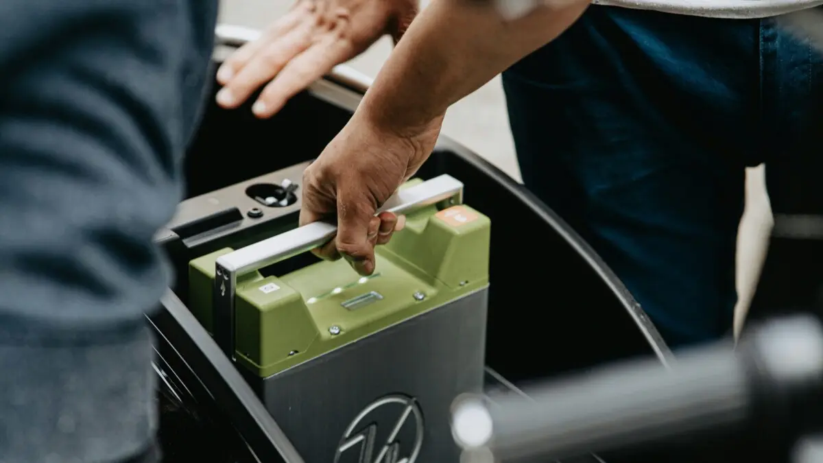 Bateria sendo colocada em carro